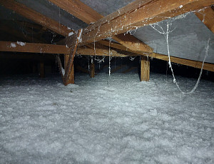 Zateplení stropu objektu občanské vybavenosti foukanou izolací